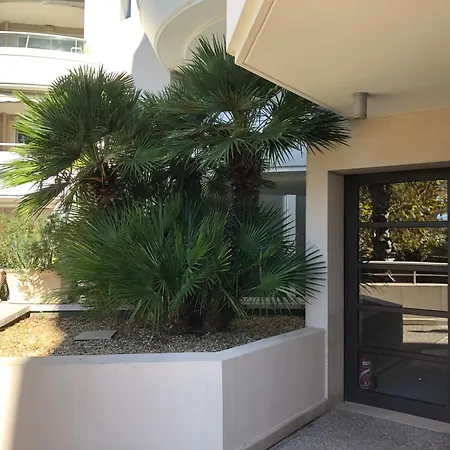 T2 & Garage Front De De Standing