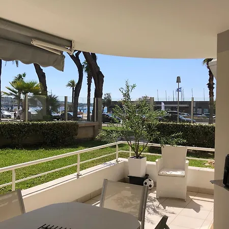 T2 & Garage Front De De Standing アパート