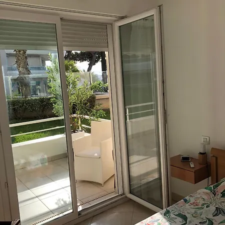 T2 & Garage Front De De Standing *