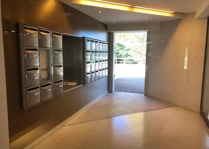 T2 & Garage Front De De Standing *