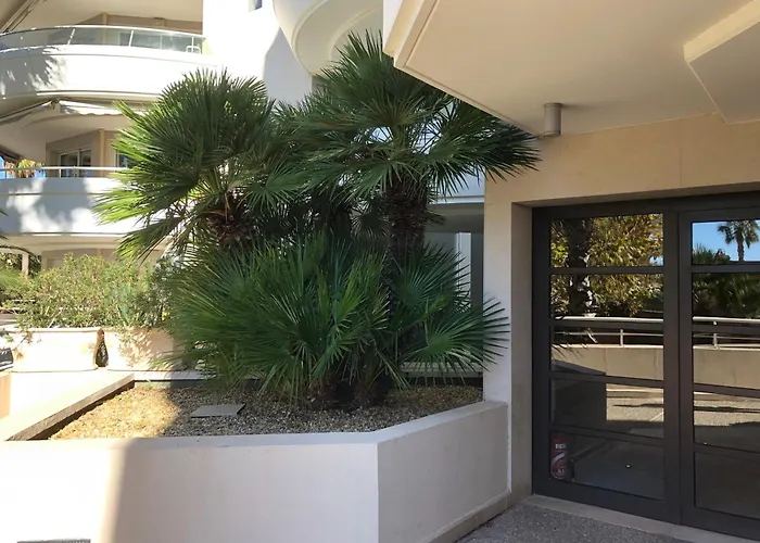 T2 & Garage Front De De Standing