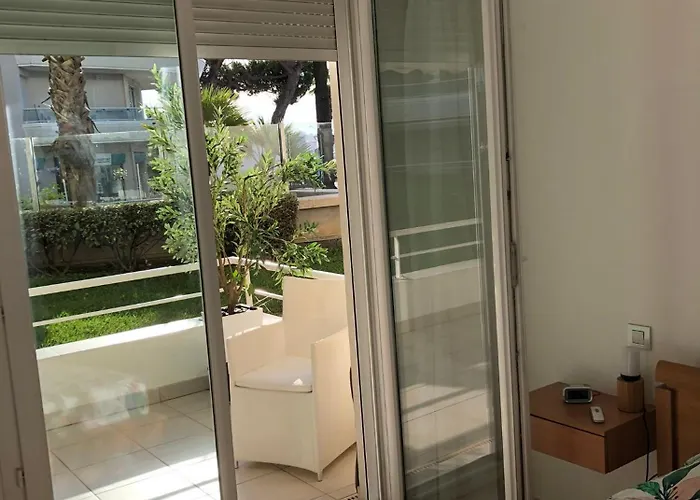 T2 & Garage Front De De Standing *