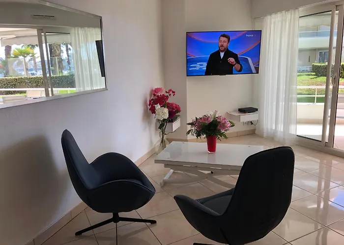 T2 & Garage Front De De Standing